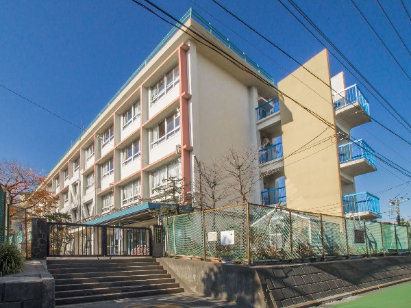 周辺環境:三鷹市立大沢台小学校(おおさわ学園として、第七中学校と羽沢小学校と協働しながら、コミュニティスクールを基盤とした小中一貫教育を推進している小学校です。)