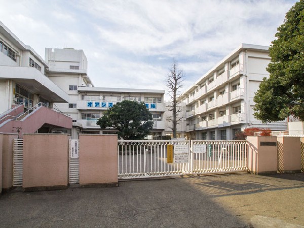 周辺環境:府中市立府中第八中学校( 四谷小学校と隣接しており、小中連携の試みが学校活動の中に多く採り入れられている中学校です。)