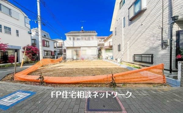 外観:前面道路含む現地土地写真