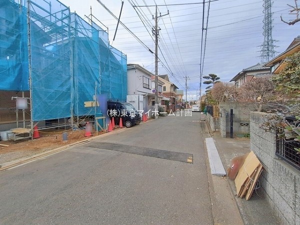 外観:前面道路含む現地外観写真（建築中）