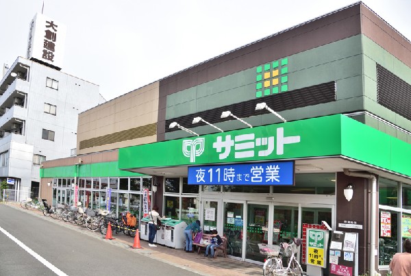 周辺環境:サミットストア上連雀店(1人暮らしからファミリーまで幅広く親しまれており、営業時間も23時までと遅いので、仕事が遅くなっても帰りに立ち寄れる便利さが嬉しいスーパーです。)