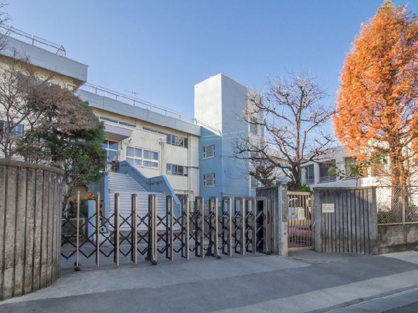 周辺環境:国分寺市立第九小学校(開かれた学校を目指し、学校公開や道徳地区公開講座の授業の公開に努めている小学校です。)