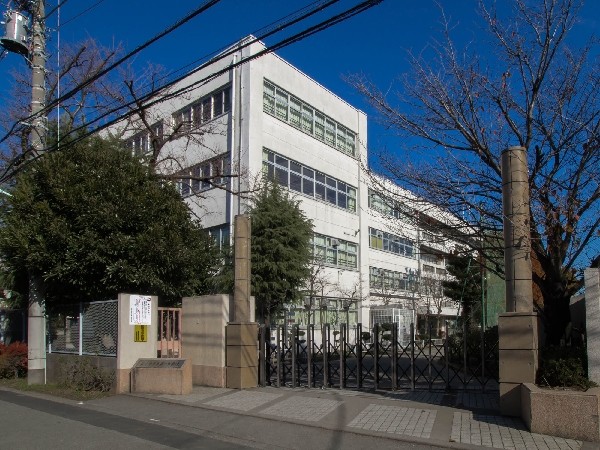 周辺環境:国分寺市立第一中学校(自ら考え、判断し、行動できる人になろう、思いやりのある、心豊かな人になろう、心身ともに、健康でたくましい人になろうを教育目標とした中学校です。)