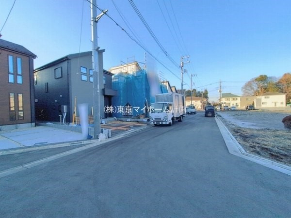 外観:前面道路含む現地外観写真