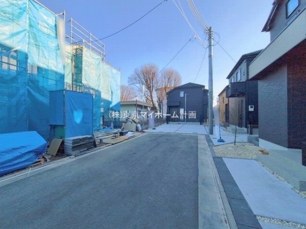 外観:前面道路含む現地外観写真（建築中）