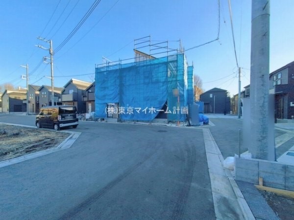 外観:前面道路含む現地外観写真（建築中）