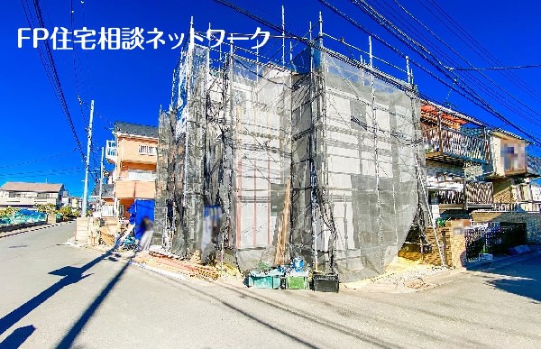 外観:前面道路含む現地外観写真（建築中）