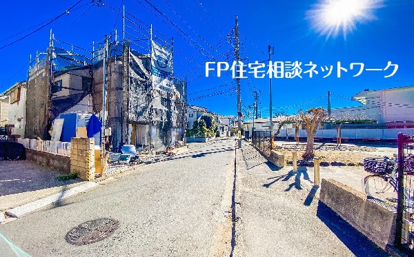 外観:前面道路含む現地外観写真（建築中）