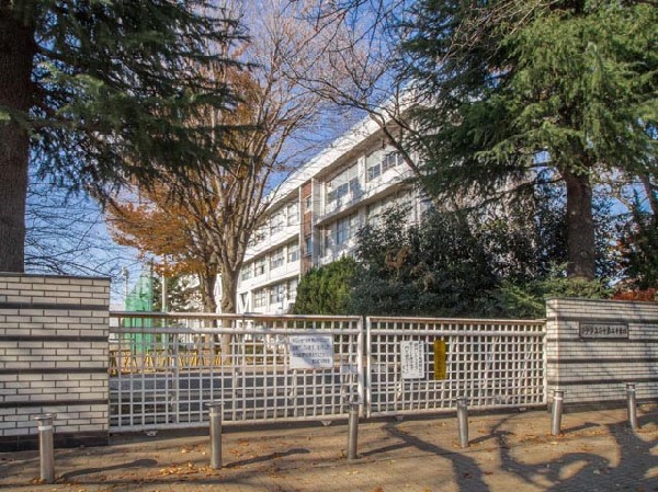 周辺環境:府中市立府中第二中学校(「真心・真剣・真理」を三本の柱に、全校生徒が真剣に学校生活に取り組み、達成感を感じられるよう努めている学校です。)