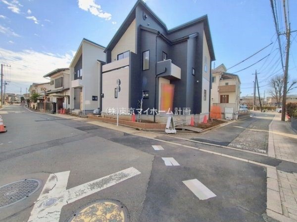 外観:前面道路含む現地外観写真