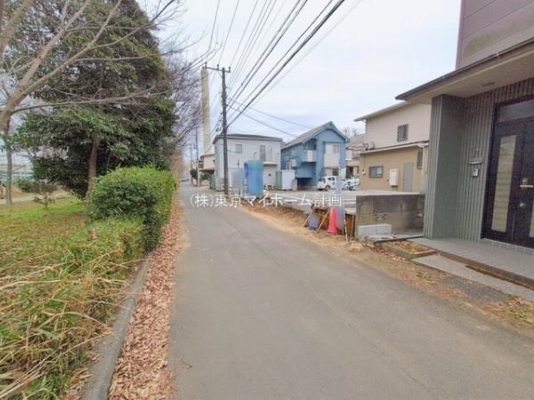 外観:前面道路含む現地外観写真（建築中）