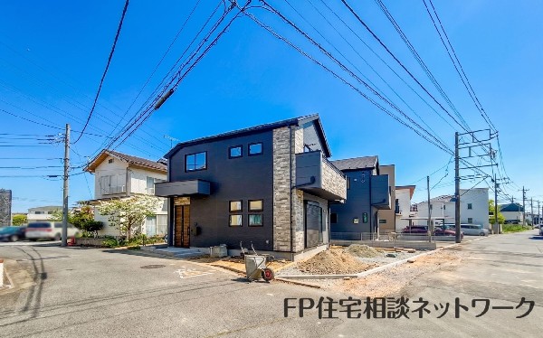 外観:前面道路含む現地外観写真
