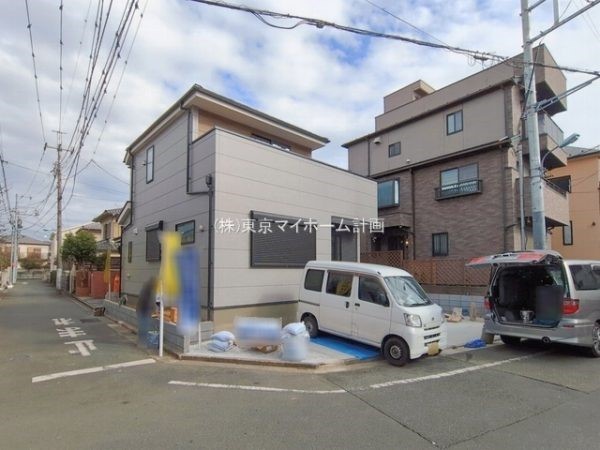 外観:前面道路含む現地外観写真