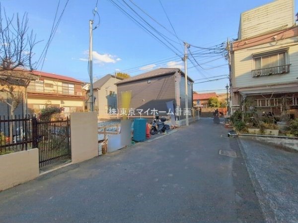 外観:前面道路含む現地外観写真（建築中）