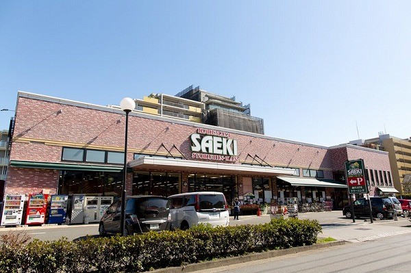 周辺環境:フーズマーケットさえき是政店(毎日の食卓に『安心と安全』、『美と健康』を提案することをポリシーに掲げて新鮮さと質、そして品揃えにこだわりを持っているスーパーです。)