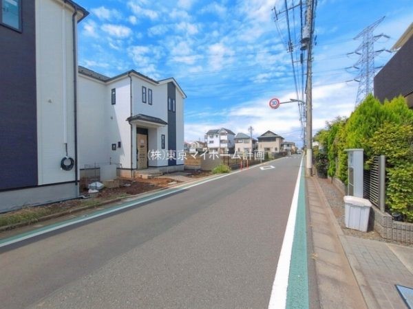 外観:前面道路含む現地外観写真
