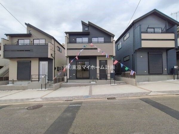 外観:前面道路含む現地外観写真