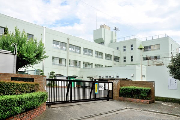 周辺環境:小金井市立南中学校(生徒中心の自主的な活動など、独自の教育活動を展開している中学校です。)