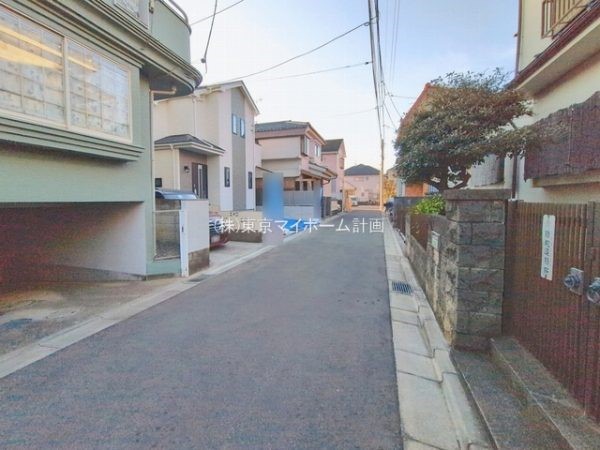 外観:前面道路含む現地外観写真