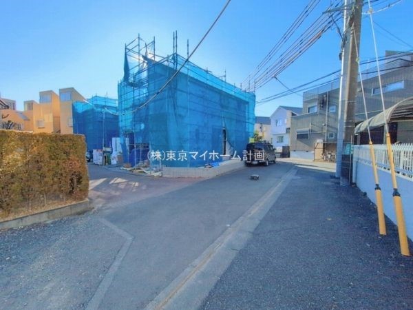 外観:前面道路含む現地外観写真（建築中）