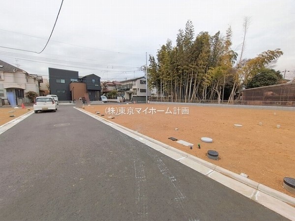 外観:前面道路含む現地土地写真