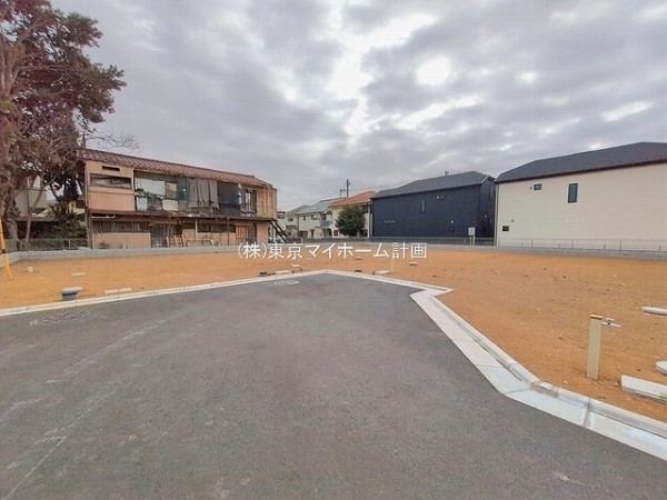 外観:前面道路含む現地土地写真