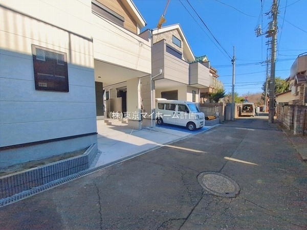 外観:前面道路含む現地外観写真