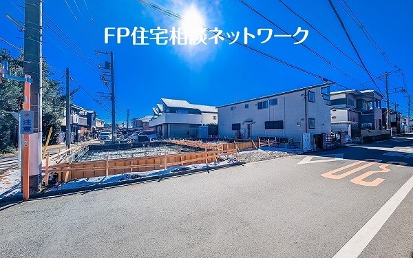 外観:前面道路含む現地外観写真（建築中）