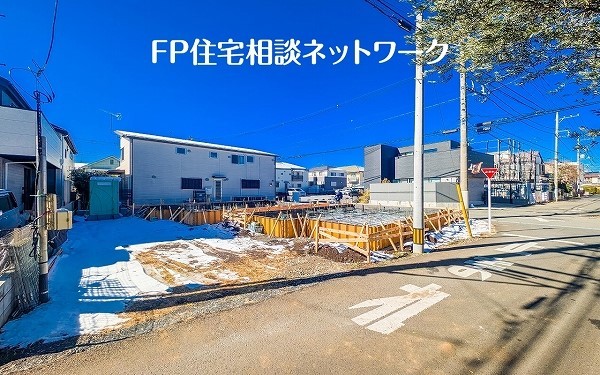 外観:前面道路含む現地外観写真（建築中）