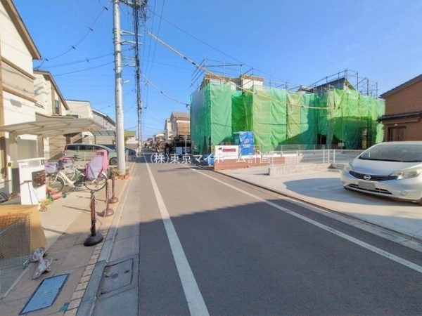外観:前面道路含む現地外観写真（建築中）