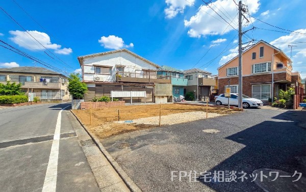 外観:前面道路含む現地土地写真