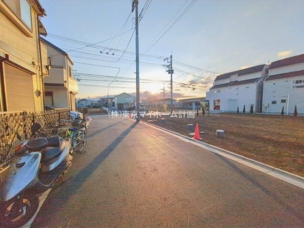 外観:前面道路含む現地土地写真