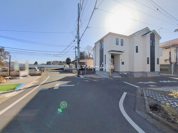 外観:前面道路含む現地外観写真