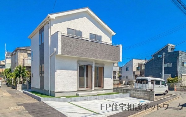 外観:前面道路含む現地外観写真