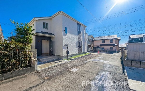 外観:前面道路含む現地外観写真