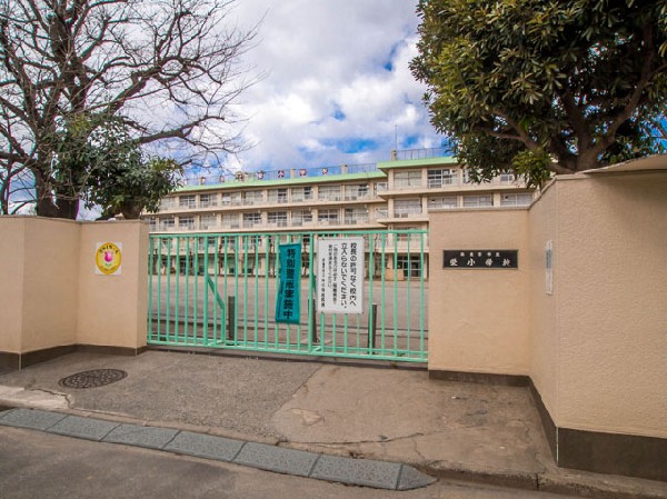 周辺環境:西東京市立栄小学校(「創造する子・協力する子・勤労を喜ぶ子」の３つの教育目標を定めています。のびやかで元気な子供たち、温かく協力的な保護者・地域の方・前向きで熱心な教職員とともに、日々の教育活動を進めています。)