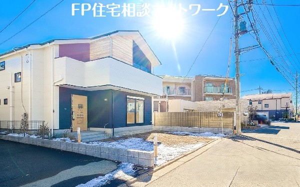 外観:前面道路含む現地外観写真