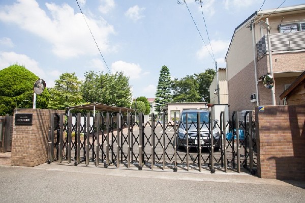 周辺環境:ひなぎく幼稚園(専門講師による英会話指導をはじめ、お勉強系のカリキュラムも多く、遊びとのバランスが取れている。)