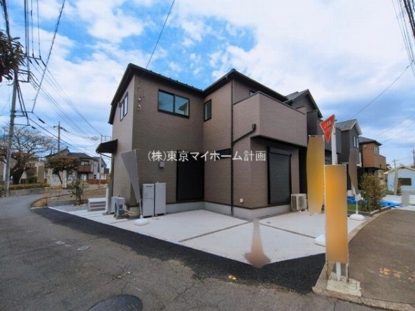 外観:前面道路含む現地外観写真