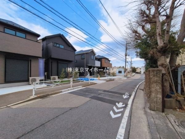 外観:前面道路含む現地外観写真