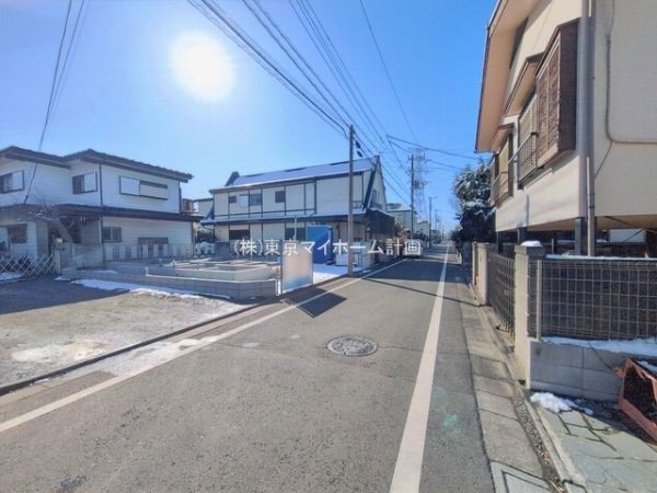 外観:前面道路含む現地外観写真（建築中）