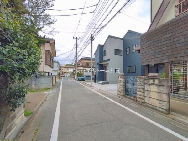 外観:前面道路含む現地外観写真