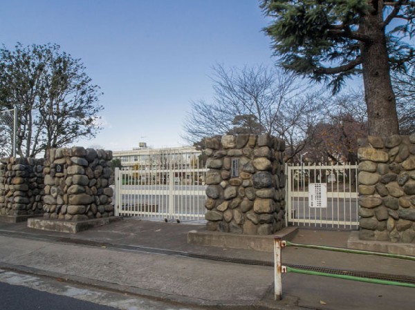 周辺環境:国立市立国立第二小学校(芝生の校庭や屋上庭園などがある学校です。子供たちが元気な声が響きます。)