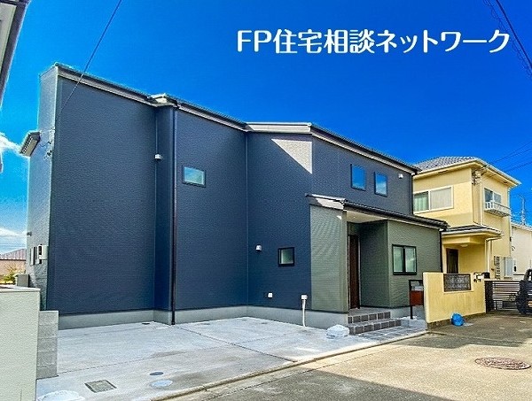 外観:前面道路含む現地外観写真