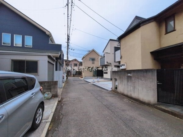 外観:前面道路含む現地外観写真