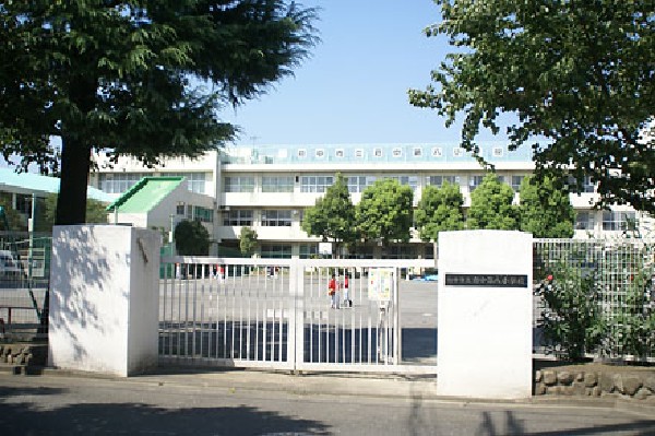 周辺環境:府中市立府中第八小学校(考える子、思いやりのある子、健康な子を育てる教育目標を掲げる小学校です。)