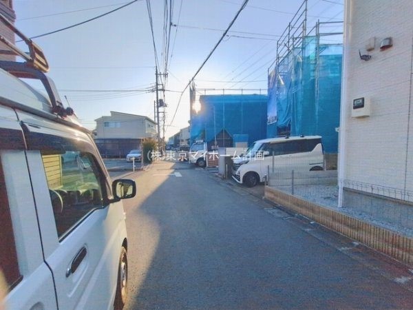 外観:前面道路含む現地外観写真（建築中）
