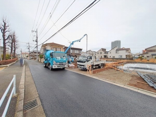 外観:前面道路含む現地外観写真（建築中）