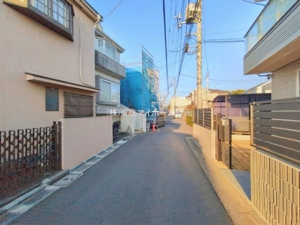 外観:前面道路含む現地外観写真（建築中）