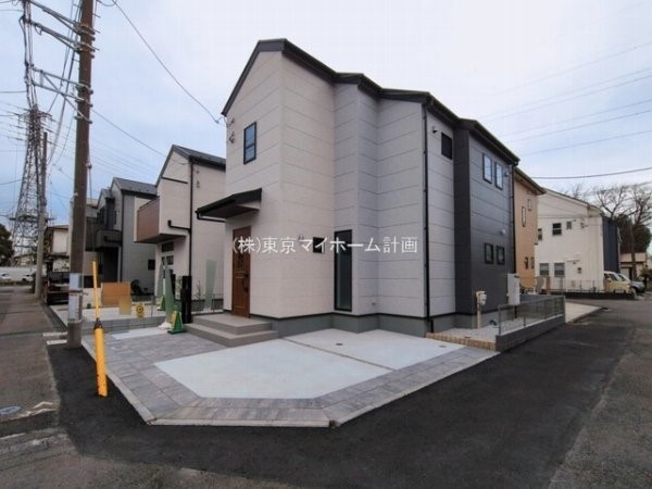 外観:前面道路含む現地外観写真